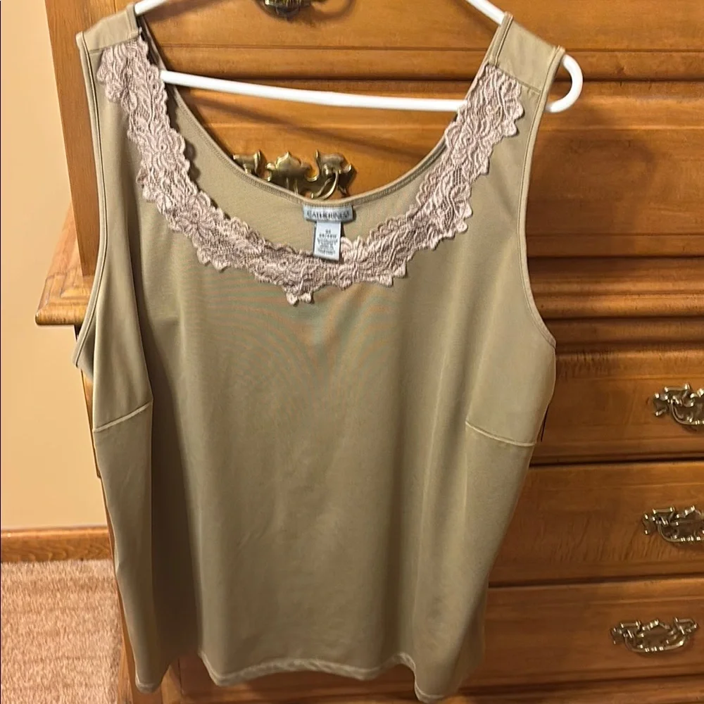 4 Sleeveless Women's Tops - Picture 5 of 10
